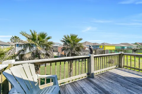 $499,500 | 870 Gulfview Drive, Crystal Beach, TX 77650