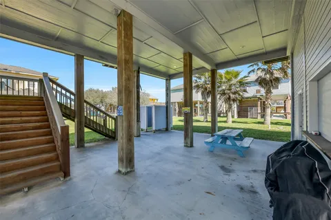 $499,500 | 870 Gulfview Drive, Crystal Beach, TX 77650