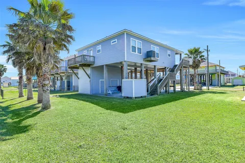 $499,500 | 870 Gulfview Drive, Crystal Beach, TX 77650