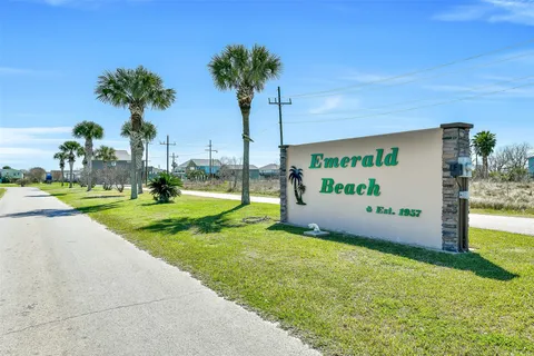 $499,500 | 870 Gulfview Drive, Crystal Beach, TX 77650