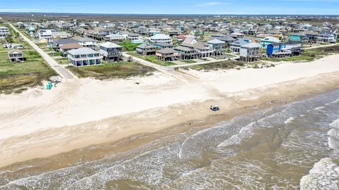 $499,500 | 870 Gulfview Drive, Crystal Beach, TX 77650