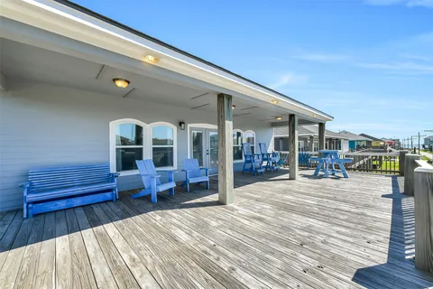 $499,500 | 870 Gulfview Drive, Crystal Beach, TX 77650