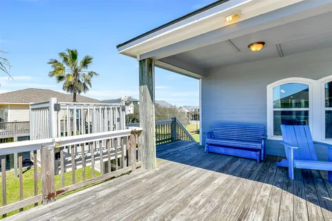 $499,500 | 870 Gulfview Drive, Crystal Beach, TX 77650