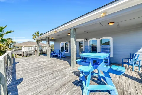 $499,500 | 870 Gulfview Drive, Crystal Beach, TX 77650