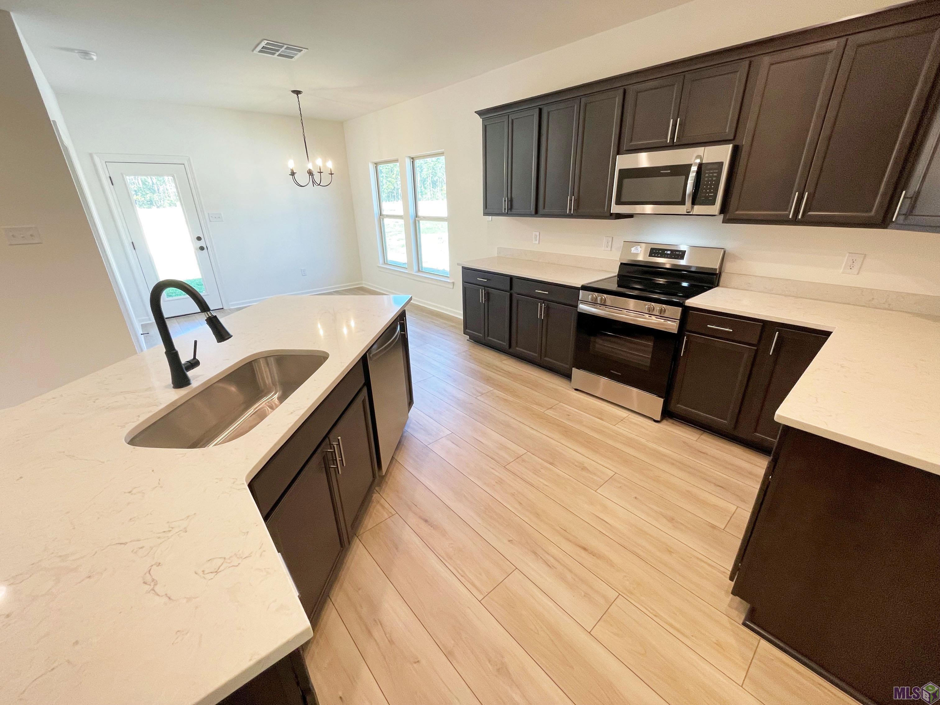 32647 Flower Tree Court Walker, LA 70785 - Photo 6 of 14 KITCHEN