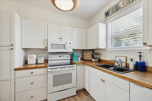 $1,800 | 1213 55th Street, Galveston, TX 77551