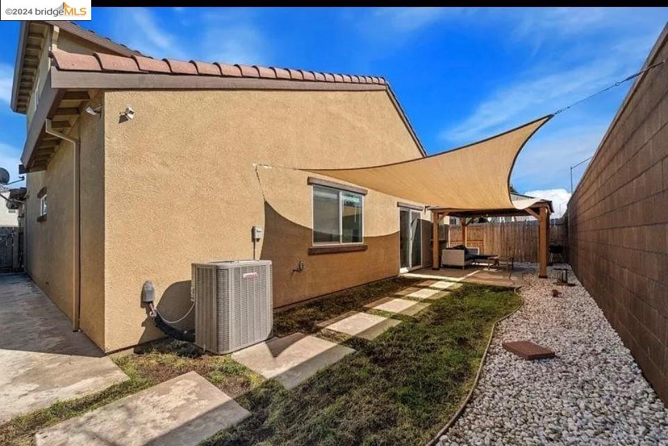1749 Botticelli Way Lodi, CA 95242 - Photo 23 of 24 a view of a back yard of the house