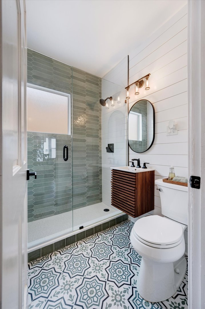 272 North Willow Road Elmhurst, IL 60126 - Photo 16 of 38 a bathroom with a toilet a sink and mirror