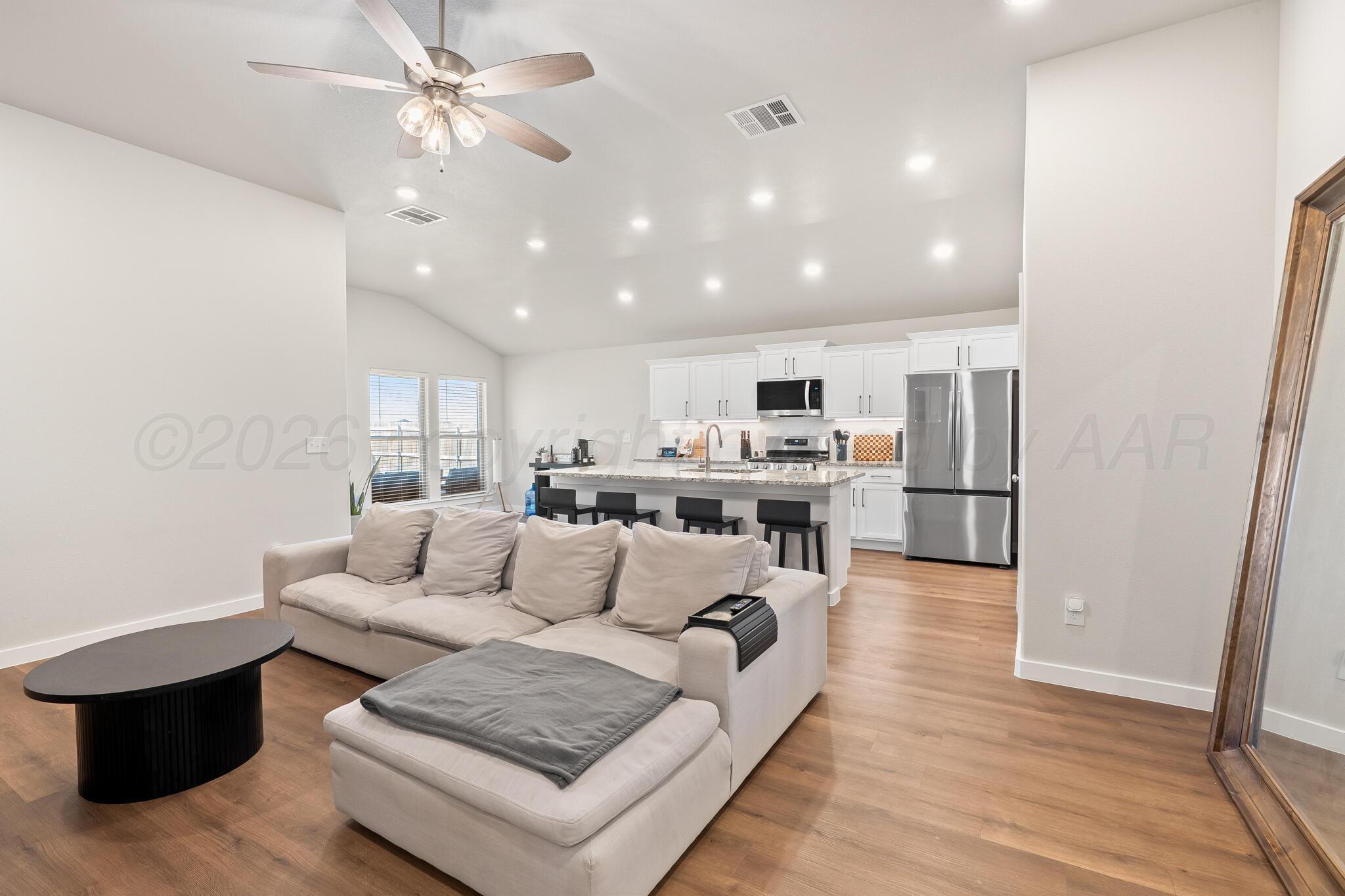 7500 Castleman Road Amarillo, TX 79119 - Photo 3 of 20 a living room with furniture and kitchen view