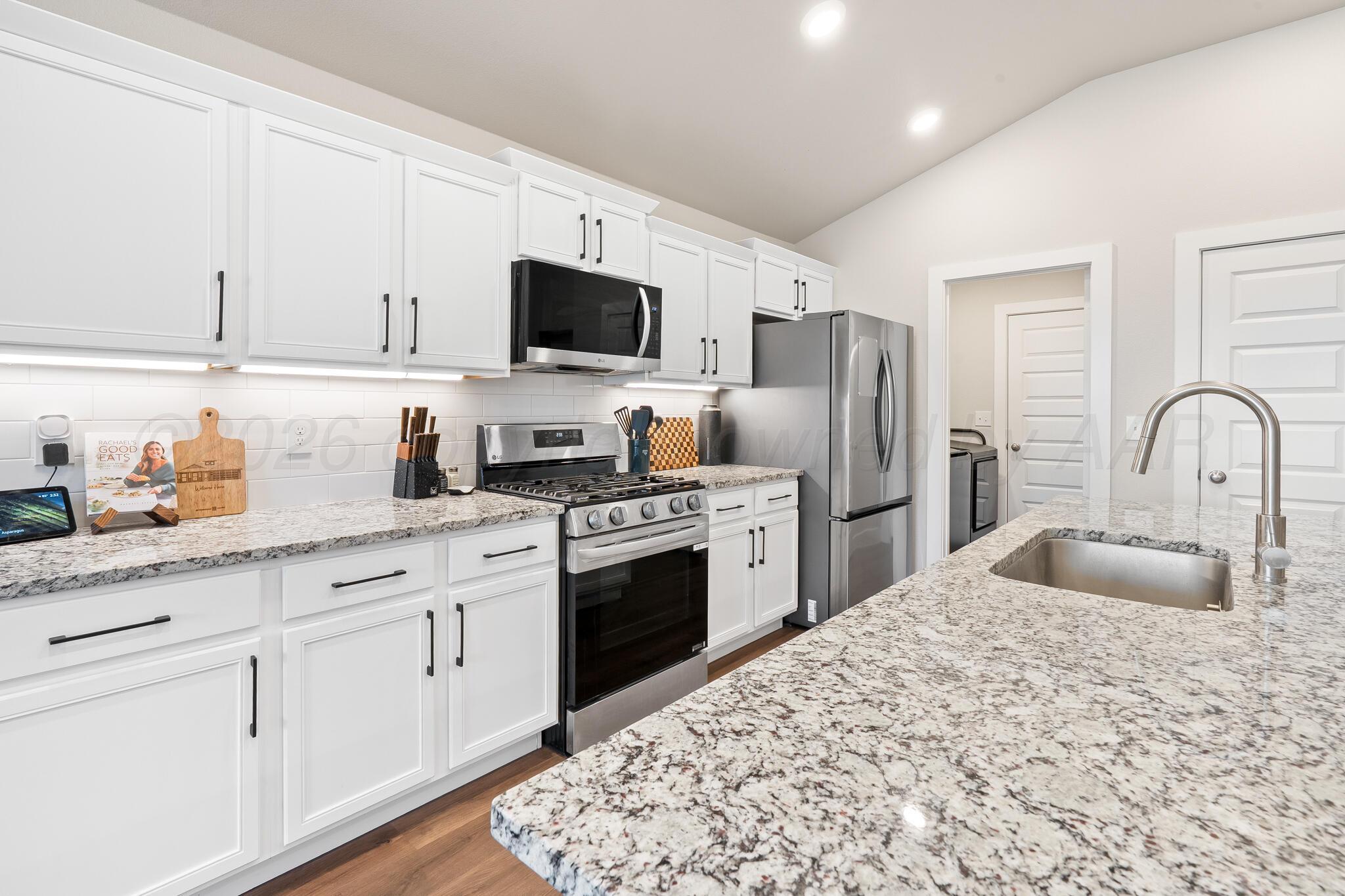 7500 Castleman Road Amarillo, TX 79119 - Photo 6 of 20 a kitchen with appliances a sink and cabinets
