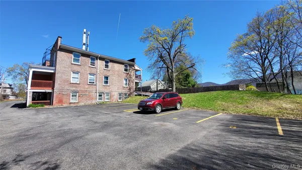 $1,950 | 139 Rombout Avenue, Unit 1, Beacon, NY 12508