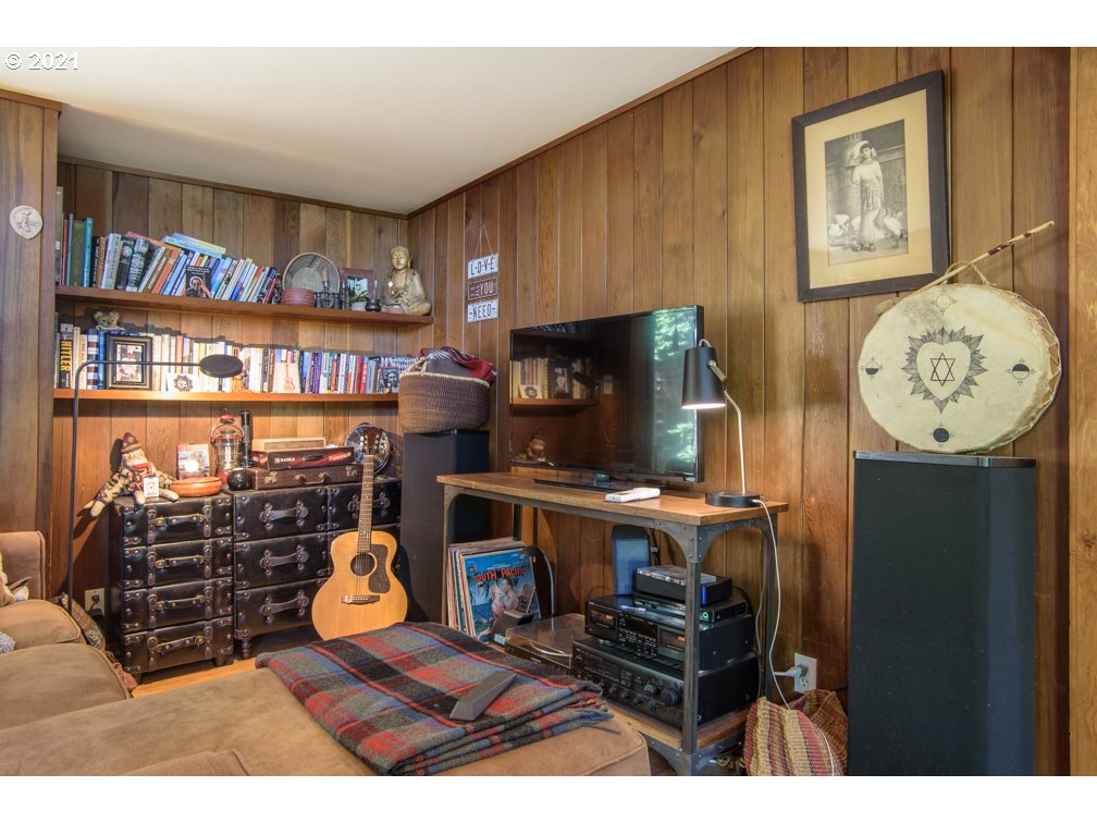 2845 Spring Boulevard Eugene, OR 97403 - Photo 7 of 31