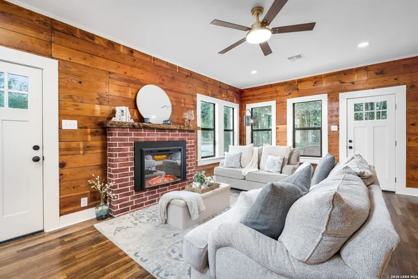 $238,500 | 515 East Mountain Street, Seguin, TX 78155