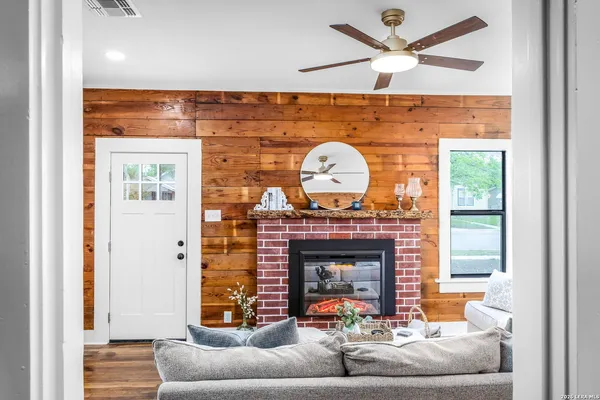 $238,500 | 515 East Mountain Street, Seguin, TX 78155