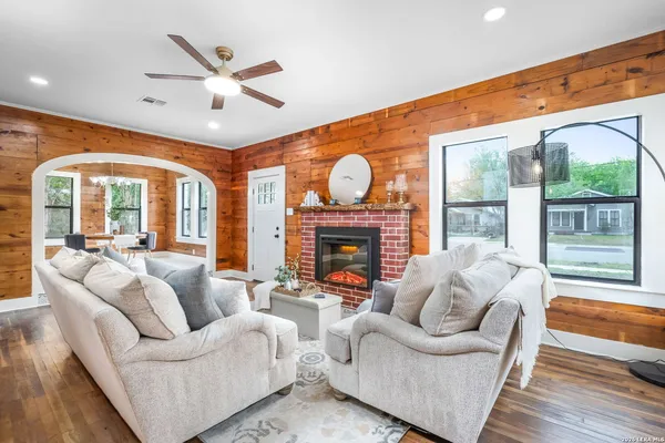 $238,500 | 515 East Mountain Street, Seguin, TX 78155