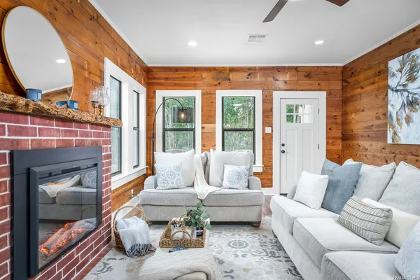 $238,500 | 515 East Mountain Street, Seguin, TX 78155