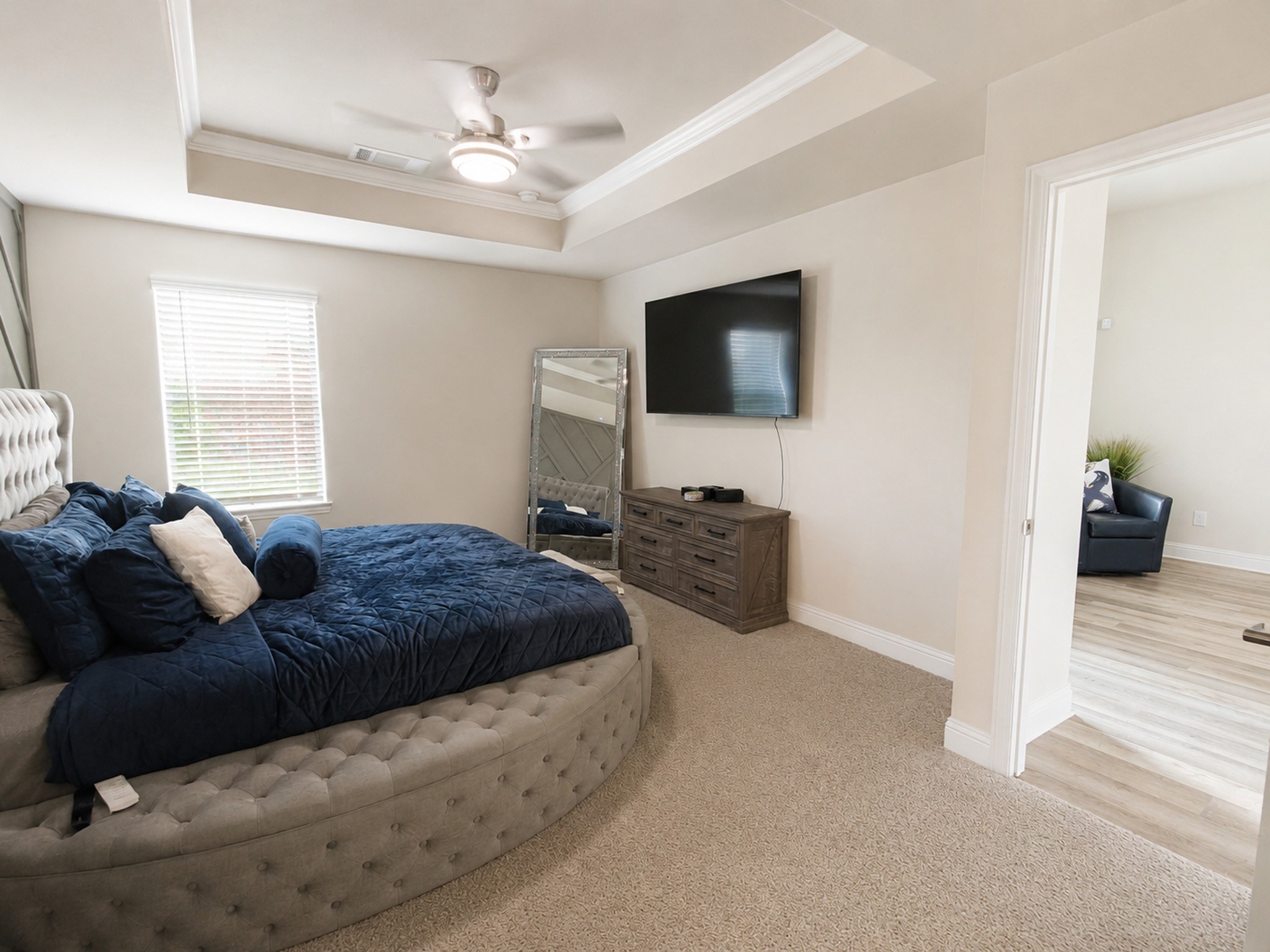 10142 Whitney Reach Drive Rosharon, TX 77583 - Photo 11 of 26 a living room with furniture and a flat screen tv