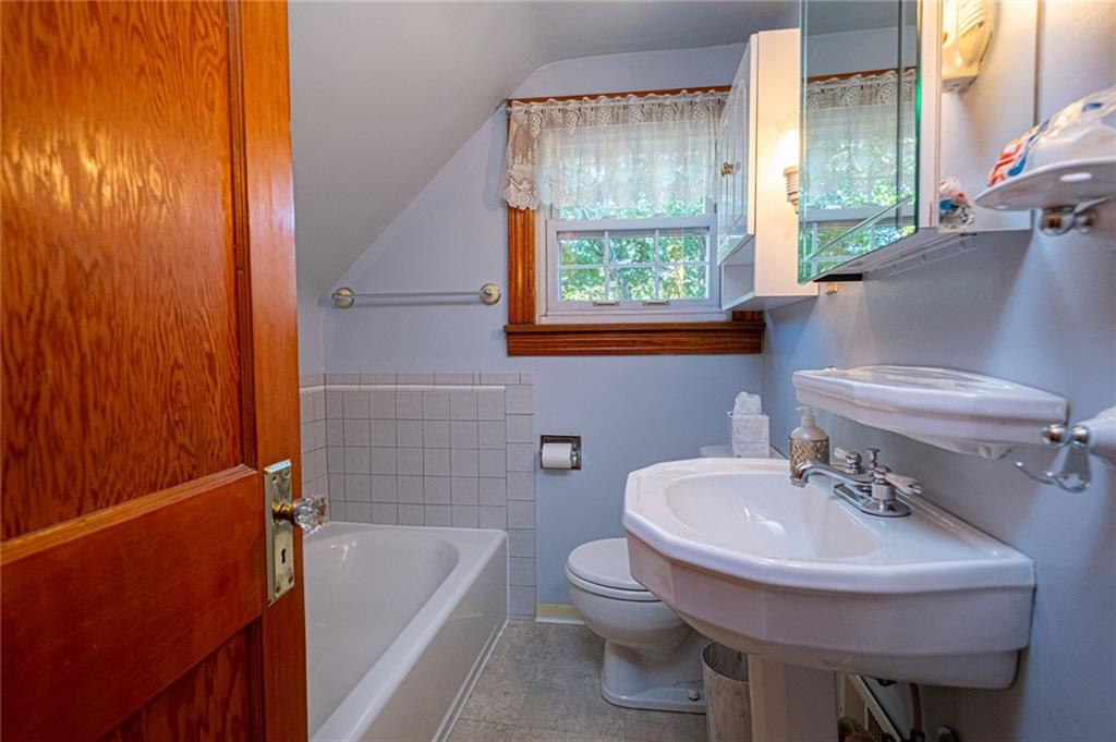 1531 Washington Road Apollo, PA 15613 - Photo 19 of 25 Main bathroom upstairs.