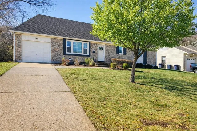 $350,000 | 7206 West 71st Terrace, Overland Park, KS 66204