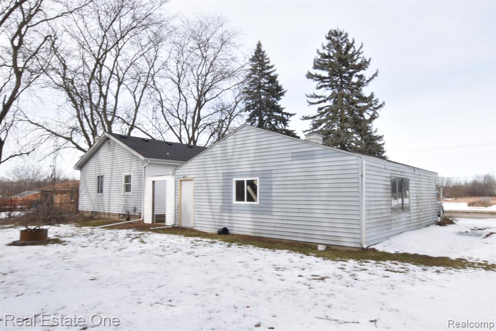 2439 Coldwater Road Flint, MI 48505 - Photo 4 of 18