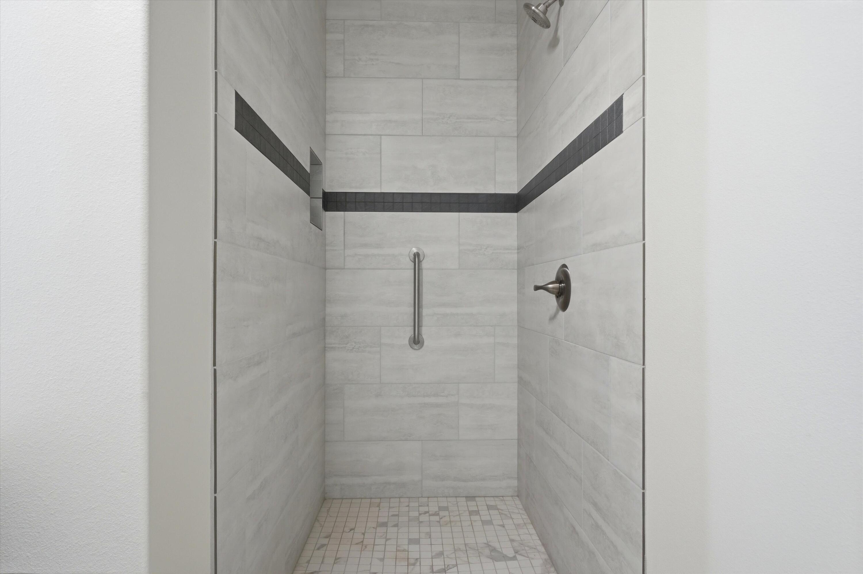 8905 Northwest Elizabeth Way Prineville, OR 97754 - Photo 23 of 45 Hall Bath Shower