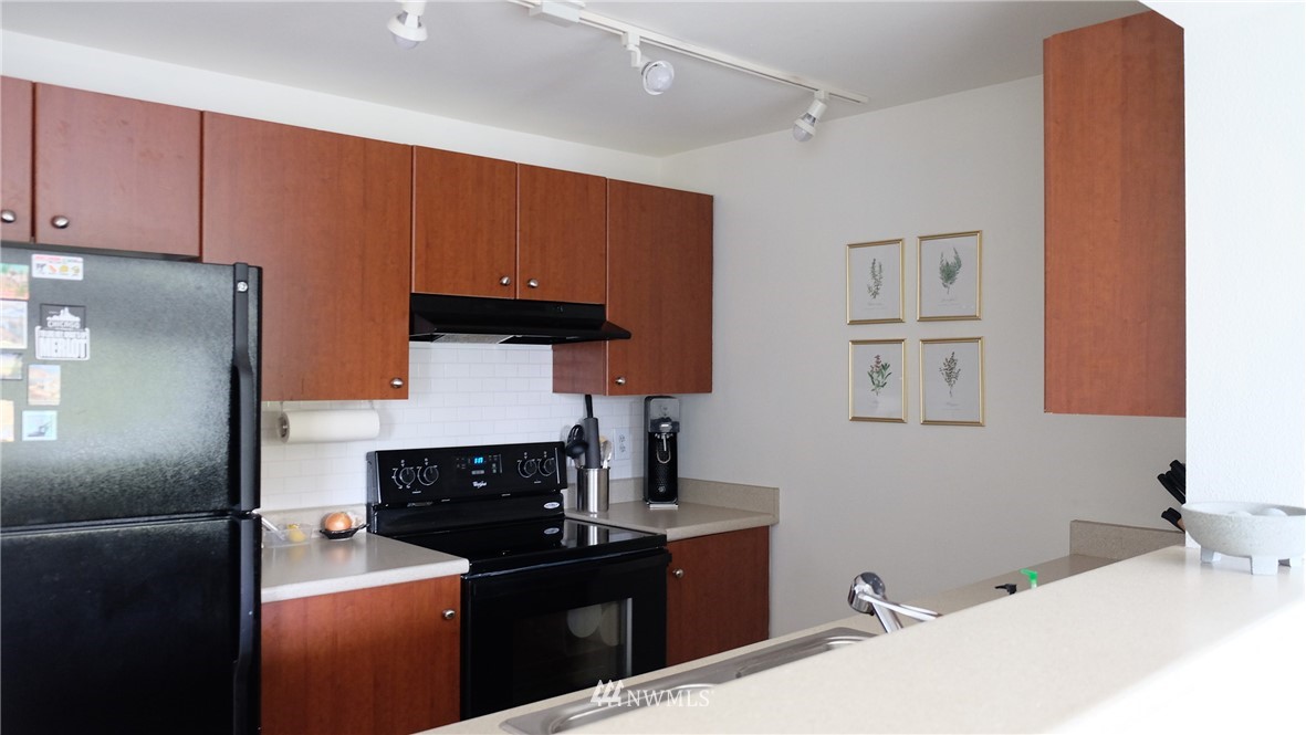 12404 East Gibson Road, Unit J205 Everett, WA 98204 - Photo 7 of 25