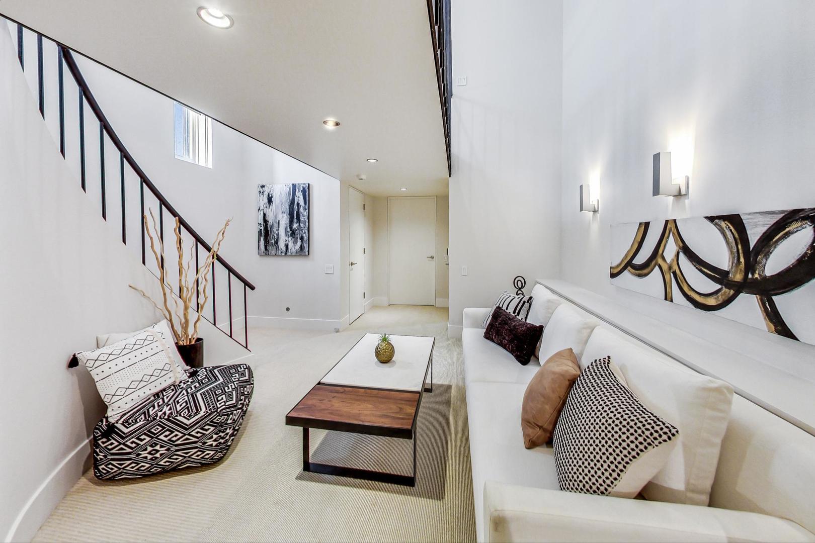 17 East Scott Street Chicago, IL 60610 - Photo 19 of 39 a living room with furniture