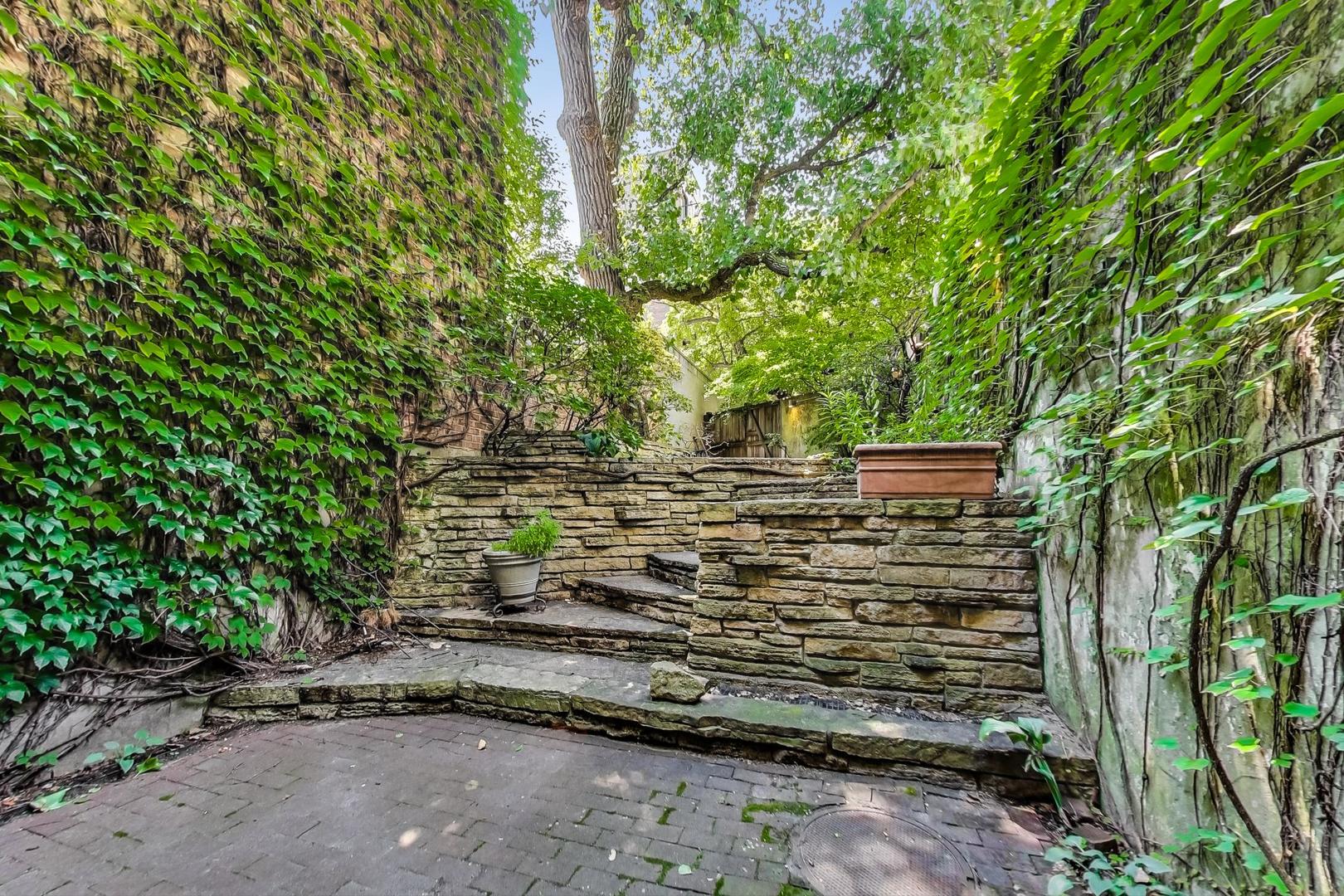 17 East Scott Street Chicago, IL 60610 - Photo 37 of 39 a view of outdoor space and yard