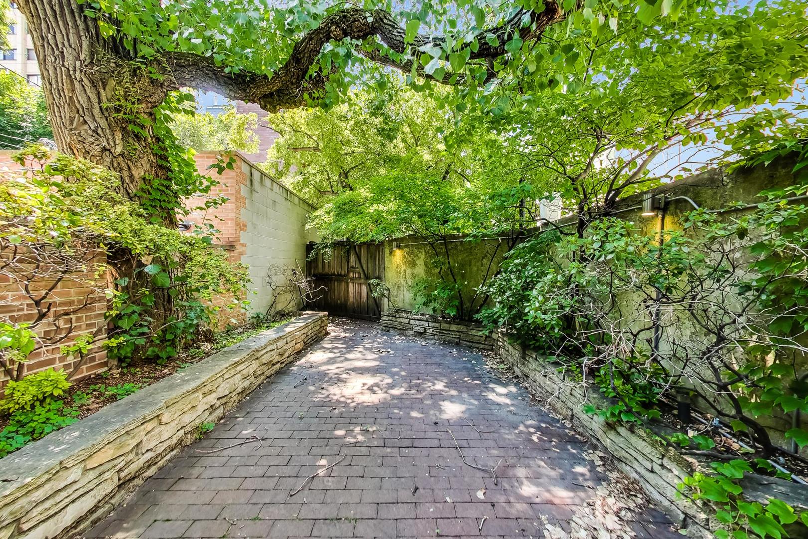 17 East Scott Street Chicago, IL 60610 - Photo 38 of 39 a view of a back yard