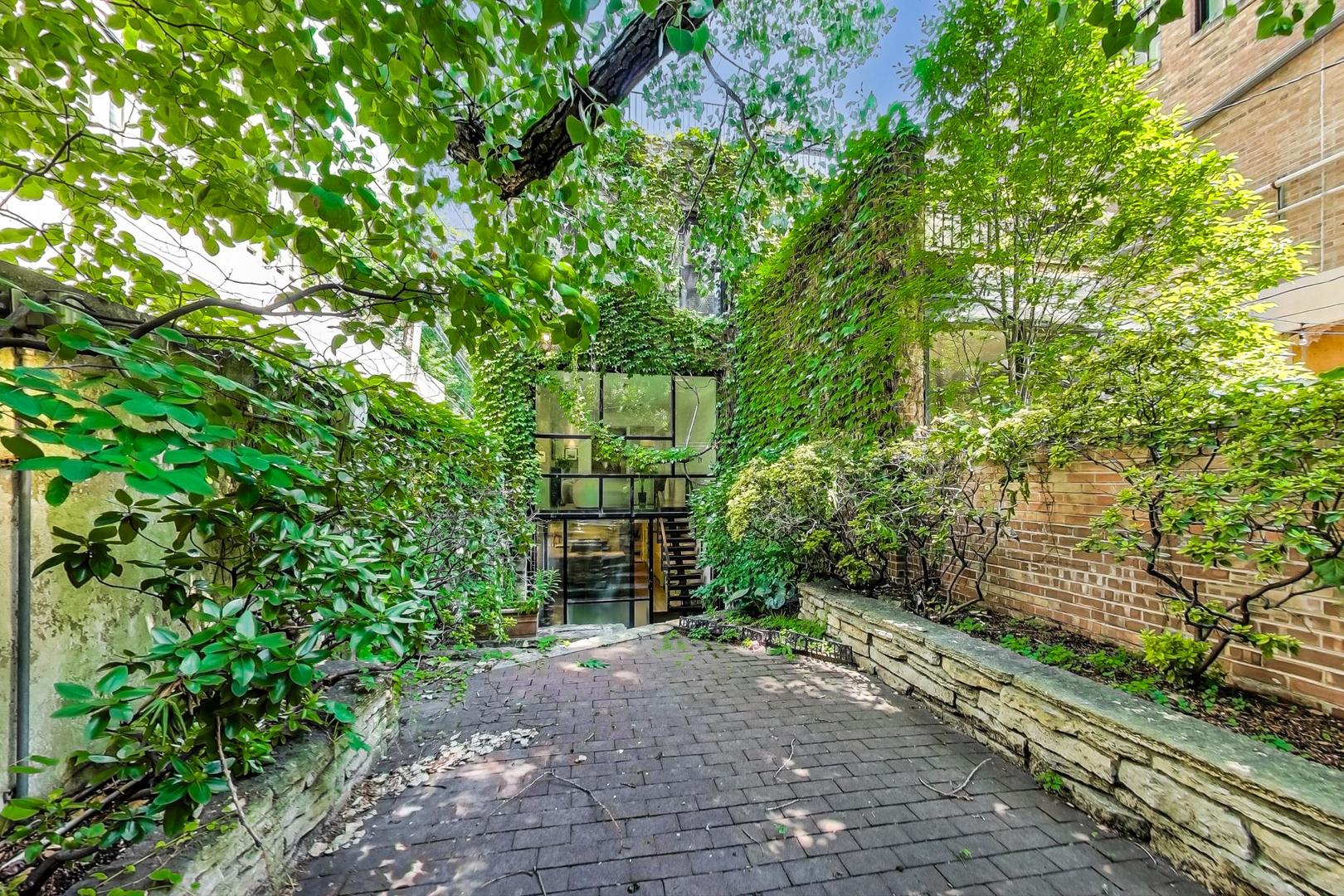 17 East Scott Street Chicago, IL 60610 - Photo 39 of 39 a backyard of a house with lots of green space