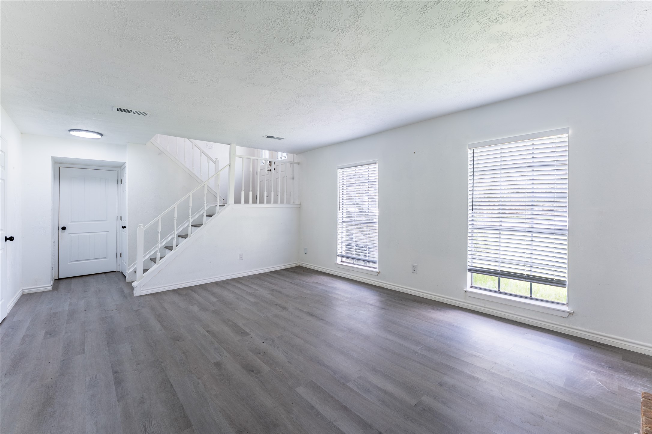 414 Dinerstein Street Webster, TX 77598 - Photo 3 of 24 Gallery Image 3