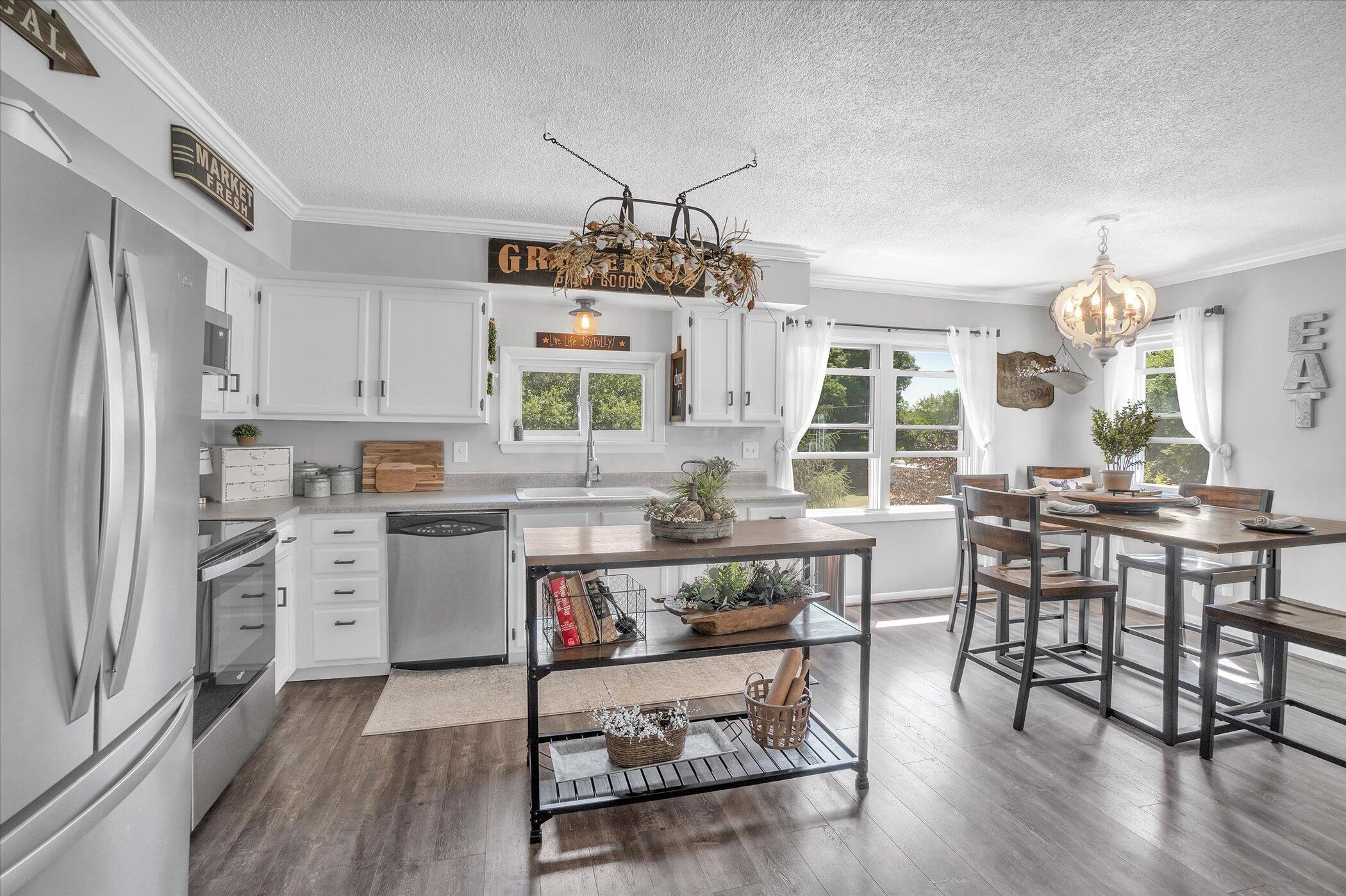 617 South Cloverhill Road Jackson, MI 49201 - Photo 18 of 53 18-617-S-Cloverhill-Rd-WindowStill-Real-