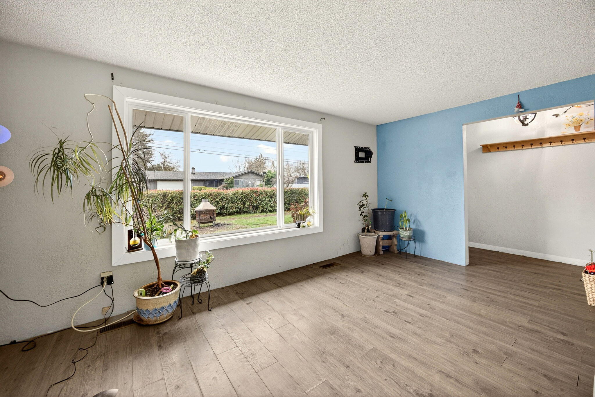 2175 Delta Waters Road Medford, OR 97504 - Photo 6 of 22 living room