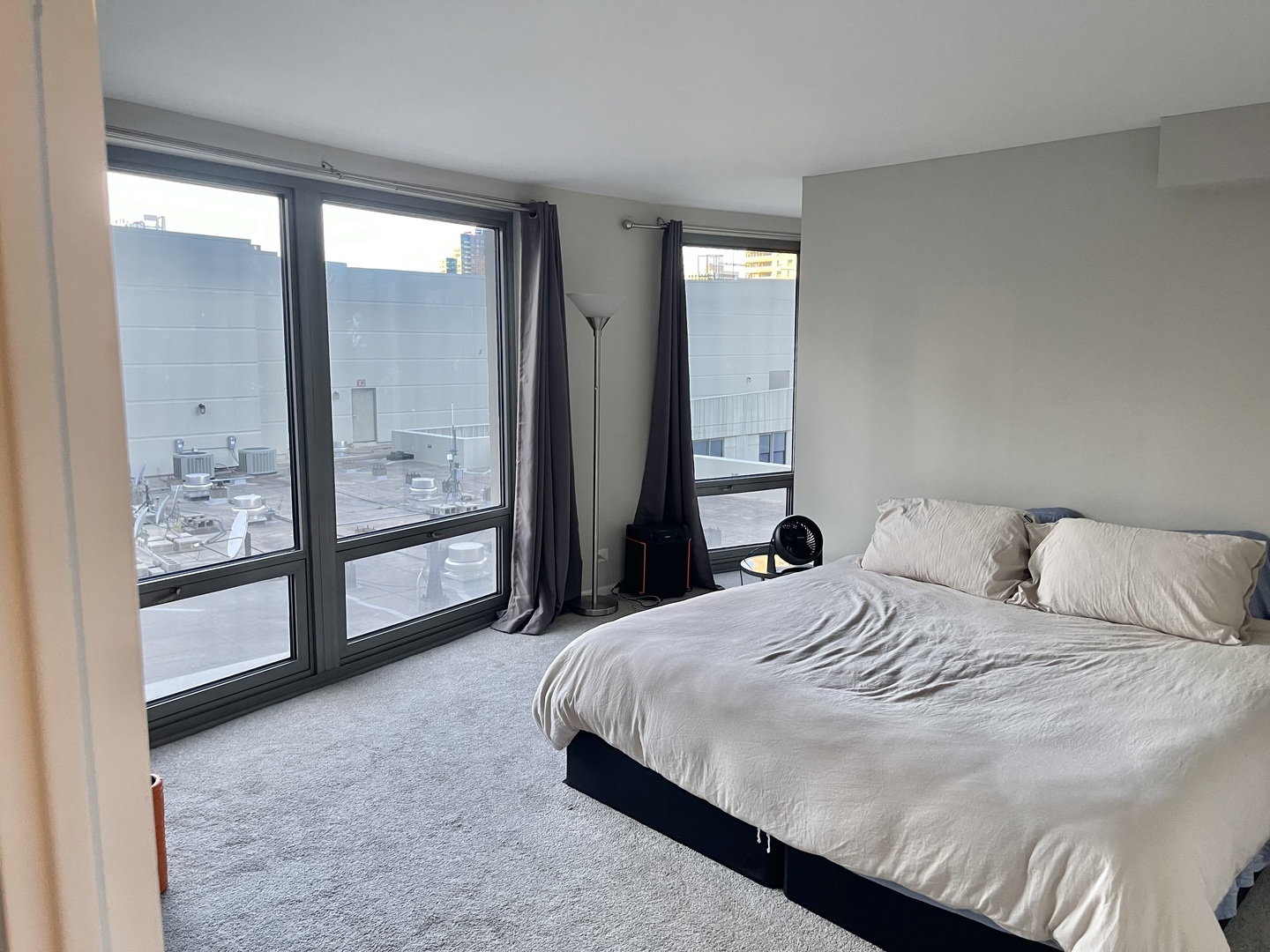 440 North Wabash Avenue, Unit 1903 Chicago, IL 60611 - Photo 12 of 34 a spacious bedroom with a bed and glass door