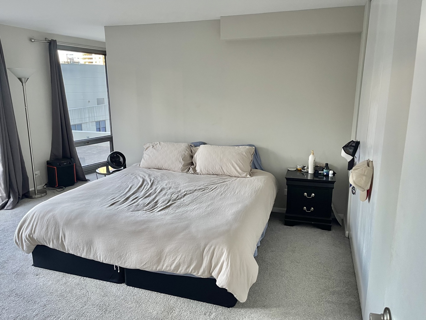 440 North Wabash Avenue, Unit 1903 Chicago, IL 60611 - Photo 13 of 34 a bedroom with a bed and a mirror