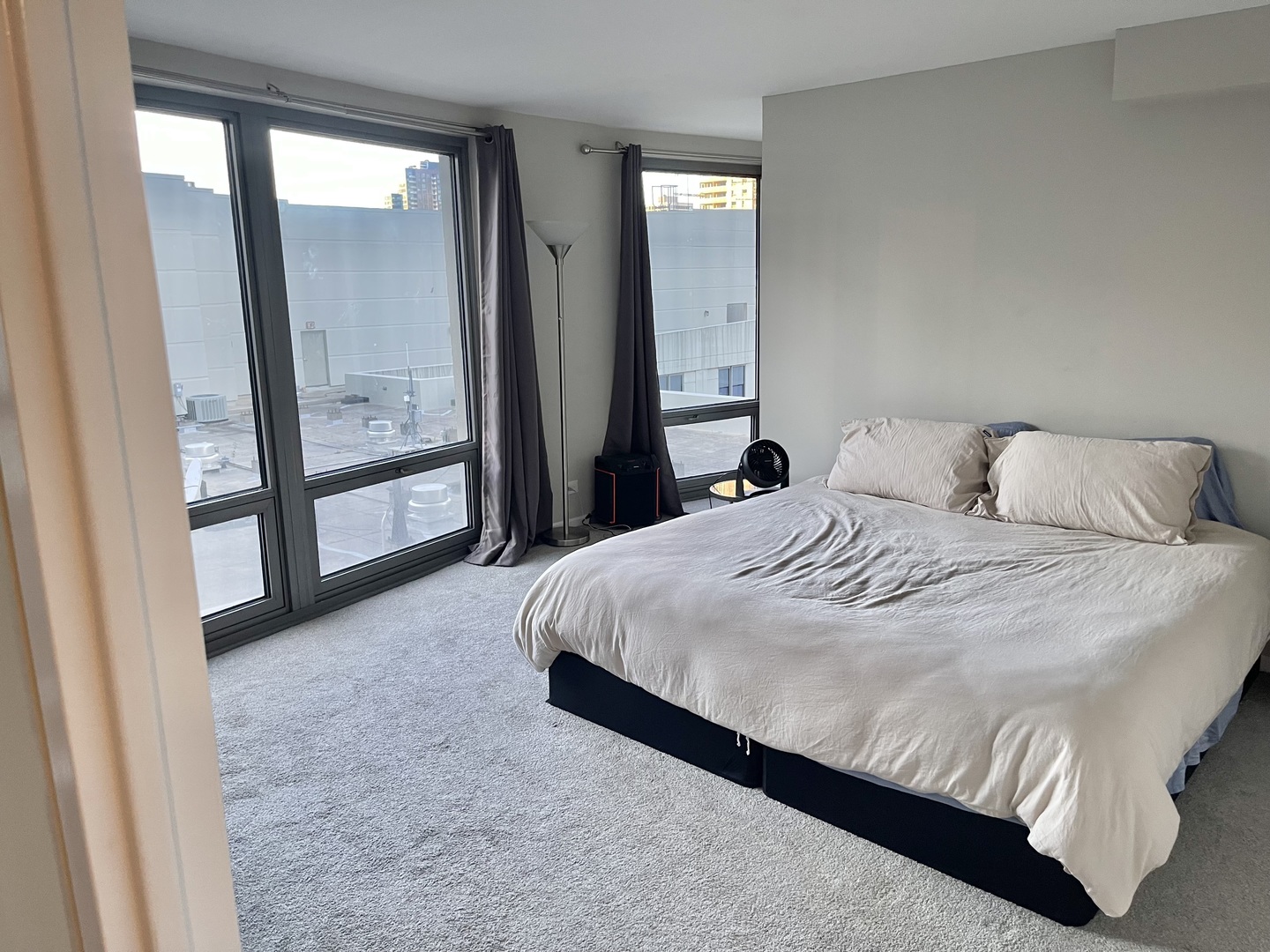 440 North Wabash Avenue, Unit 1903 Chicago, IL 60611 - Photo 14 of 34 a bedroom with a bed and a mirror
