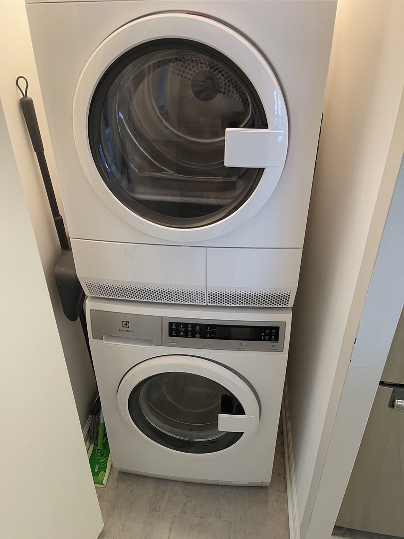 440 North Wabash Avenue, Unit 1903 Chicago, IL 60611 - Photo 2 of 34 a utility room with dryer and washer