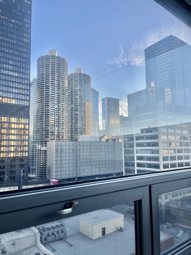 440 North Wabash Avenue, Unit 1903 Chicago, IL 60611 - Photo 24 of 34 a bathroom with a bathtub and next to a window