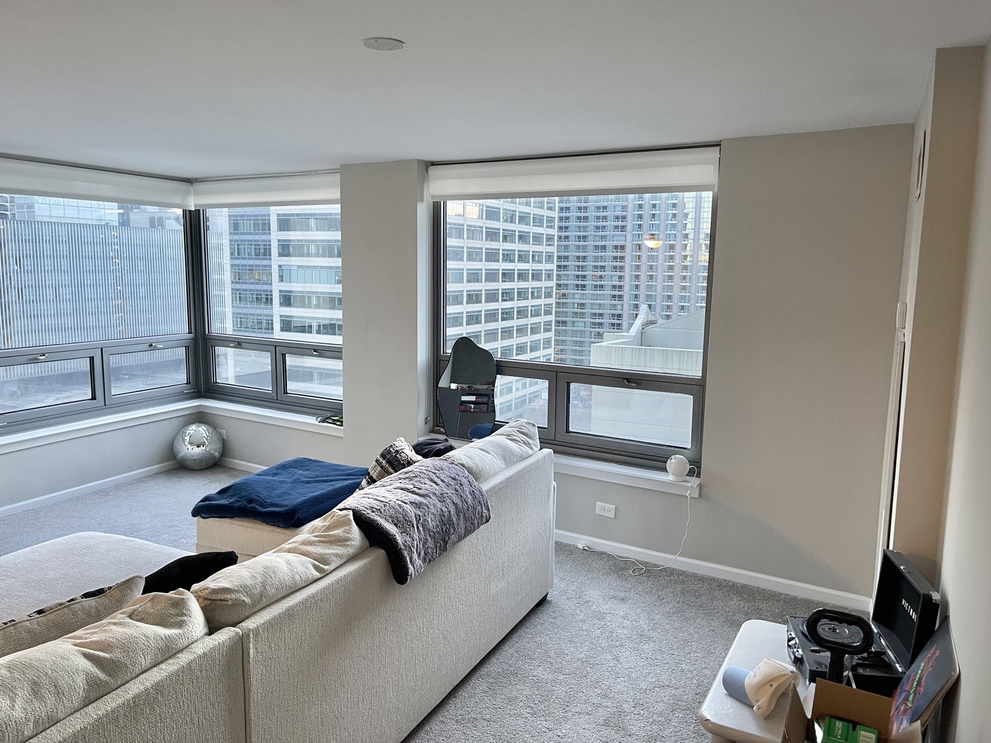 440 North Wabash Avenue, Unit 1903 Chicago, IL 60611 - Photo 4 of 34 a living room with furniture and a window