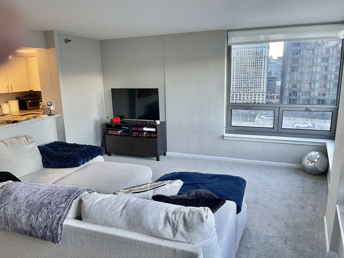 440 North Wabash Avenue, Unit 1903 Chicago, IL 60611 - Photo 5 of 34 a living room with furniture and a flat screen tv