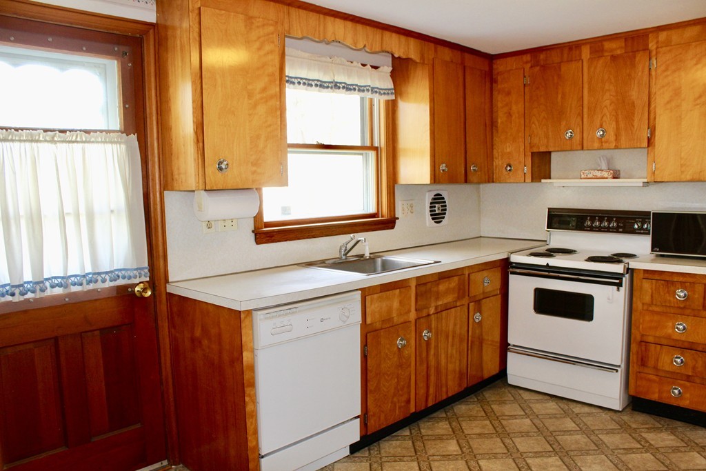 54 Selwyn Road Braintree, MA 02184 - Photo 9 of 28 Gallery Image 9