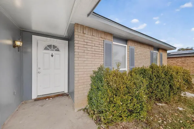 $2,000 | 6805 Newcastle Place, North Richland Hills, TX 76182