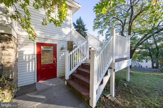 a view of entryway front of house