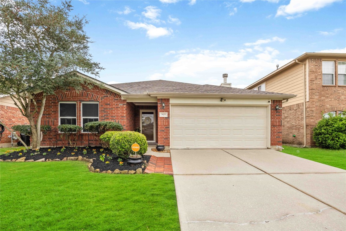 a view of a house with backyard