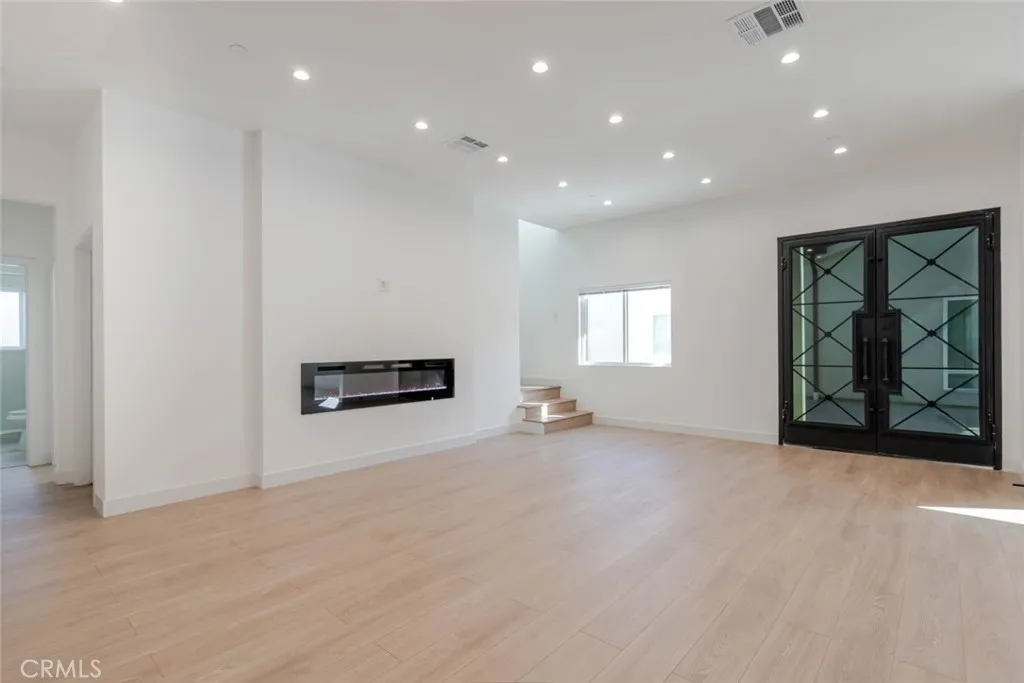 6850 Ranchito Avenue Van Nuys, CA 91405 - Photo 6 of 23 an empty room with windows