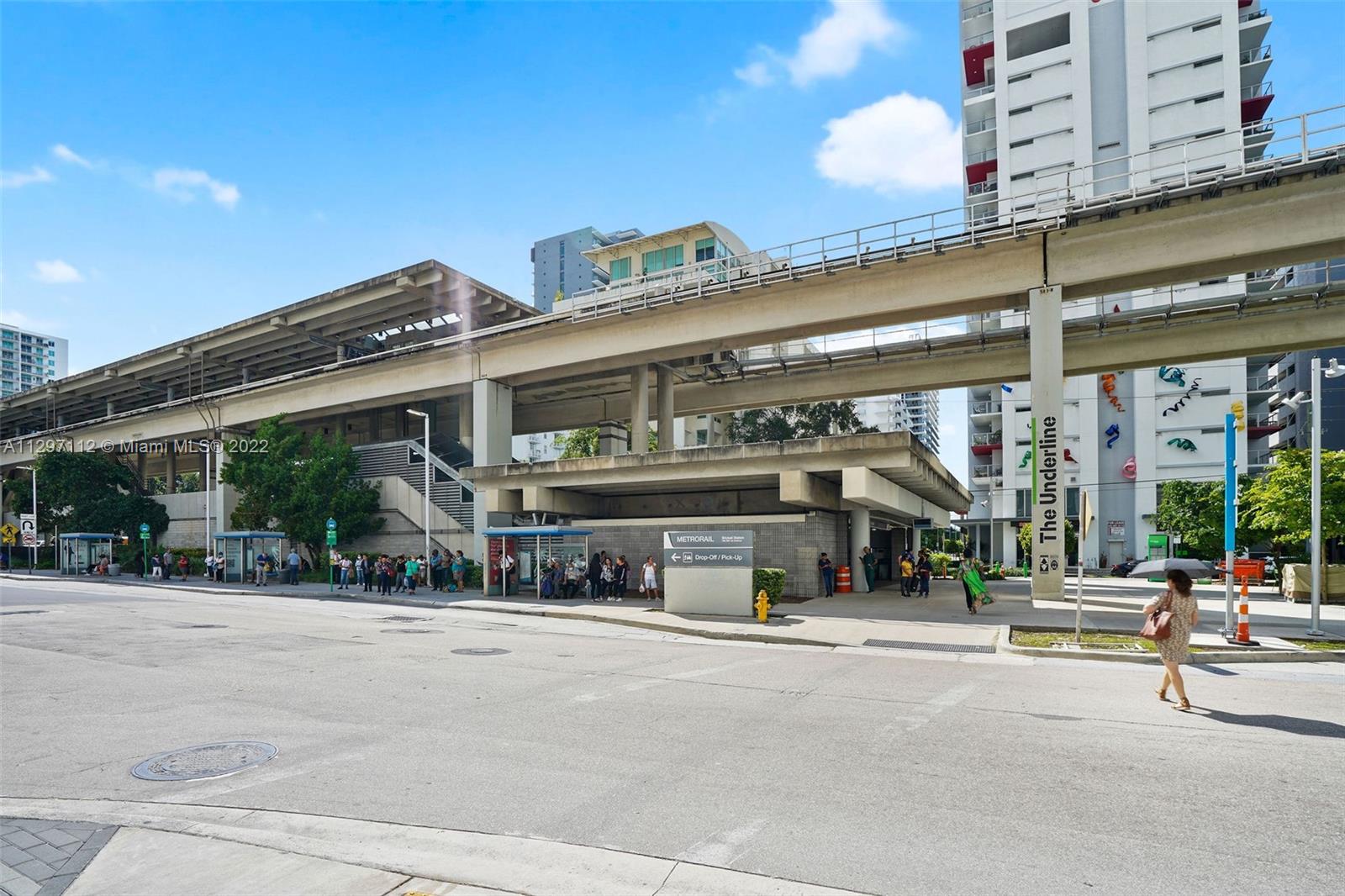999 Southwest 1st Avenue, Unit 2717 Miami, FL 33130 - Photo 27 of 93 a building with glass top table and chairs