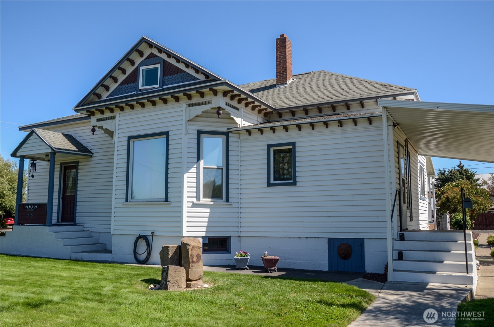 316 East Alder Avenue Ritzville, WA 99169 - Photo 2 of 35 a front view of a house with garden