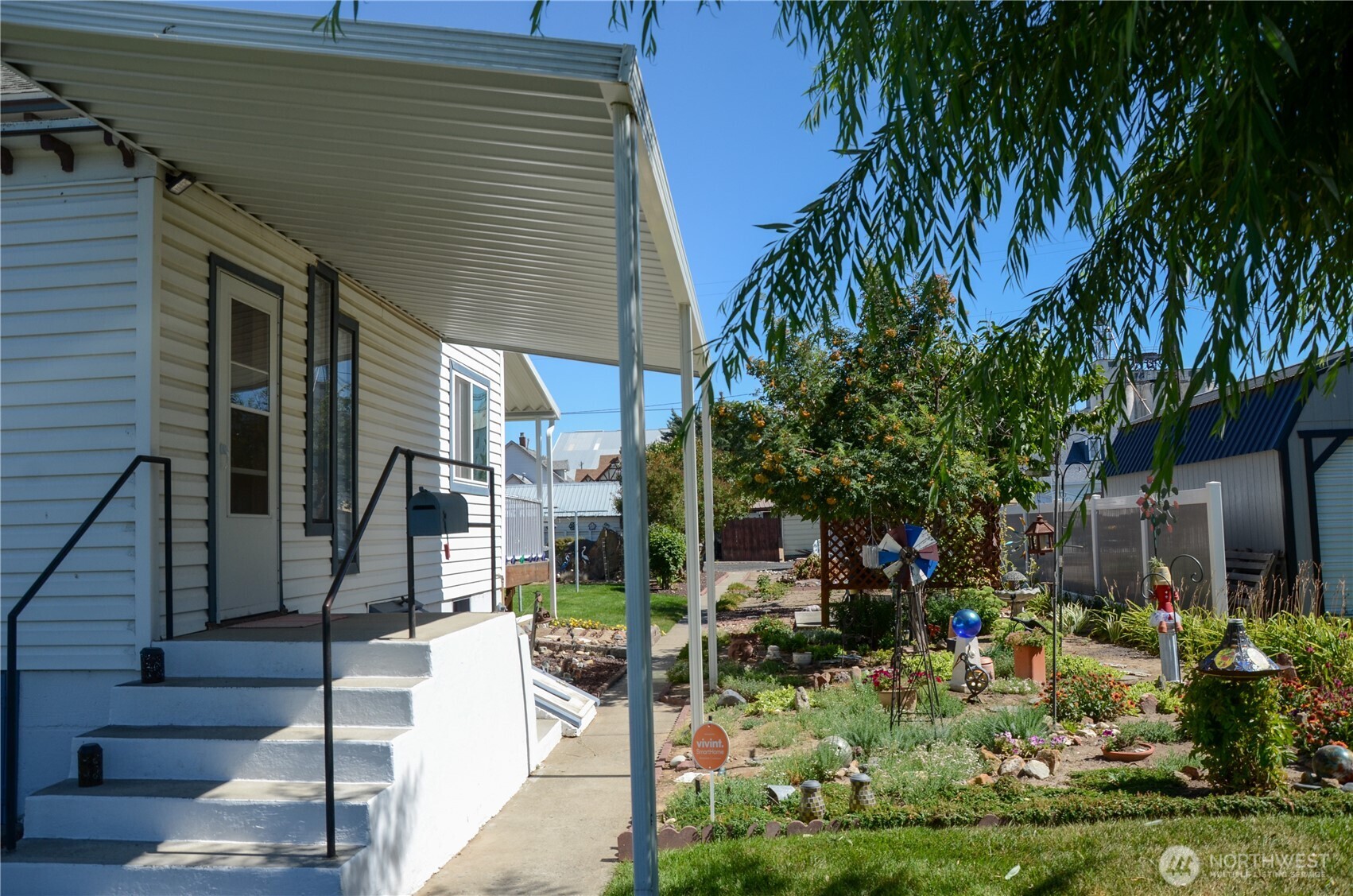 316 East Alder Avenue Ritzville, WA 99169 - Photo 26 of 35 a front view of a house with garden