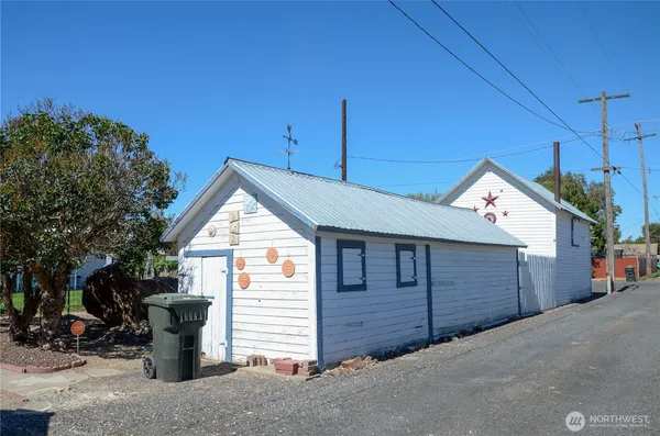 a view of a backyard