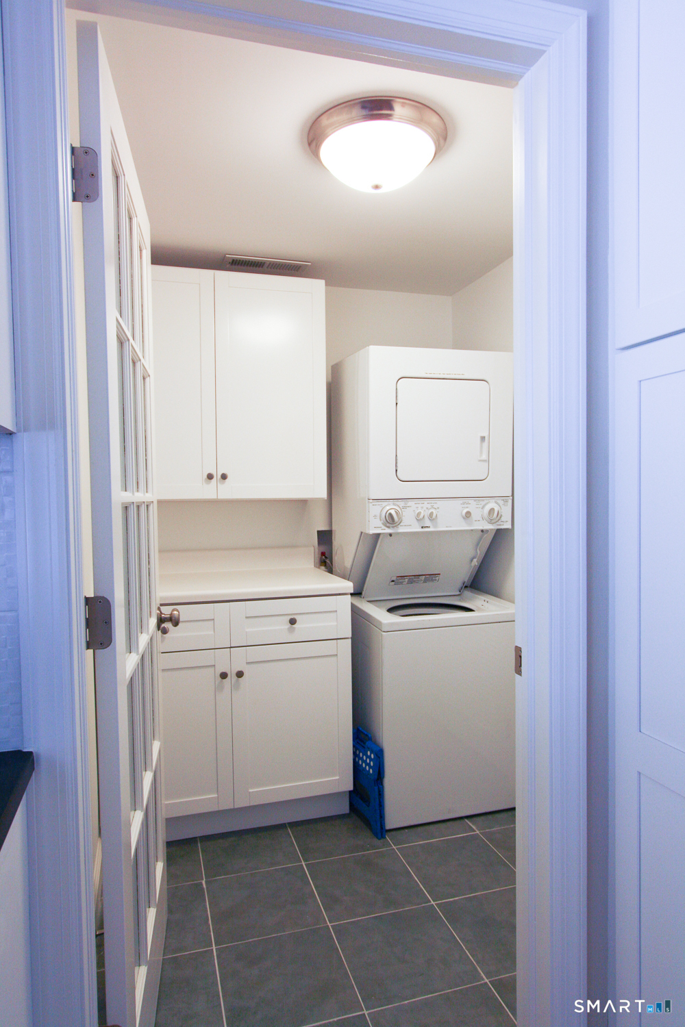 914 South Pine Creek Road, Unit A Fairfield, CT 06824 - Photo 5 of 15 a room with a stove and a sink